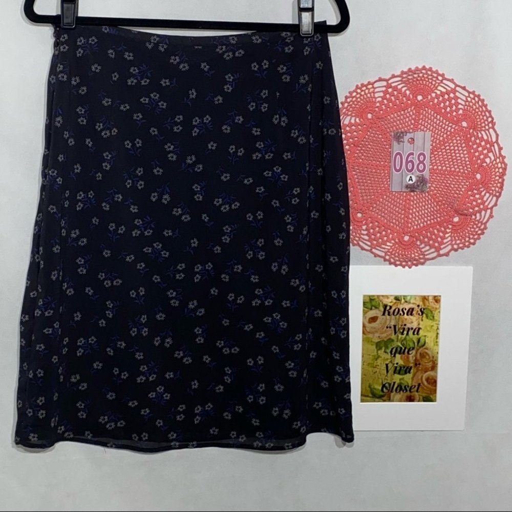 The Limited Stretch Printed Skirt w/Zipper - Picture 3 of 9